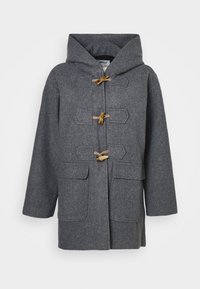 Manteau duffle en laine grise avec capuche, fermetures par toggles, deux poches frontales et texture lisse. Conçu pour la chaleur et le confort.