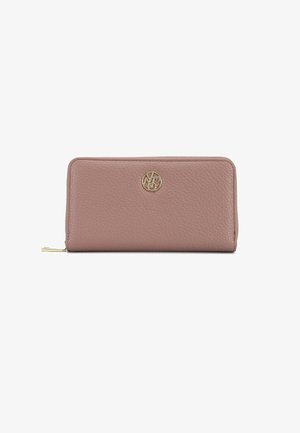 Portafoglio in pelle rosa con finitura testurizzata, dettaglio logo in tonalità oro, chiusura con zip e forma rettangolare. Design compatto per un facile trasporto.