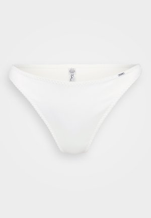 Biele bikini nohavičky vyrobené z recyklovanej polyesterovej zmesi, s hladkou textúrou, vlnitými okrajmi a malou značkovou nášivkou vo vnútri.