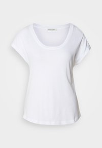 T-shirt blanc pour femme à manches courtes avec un large col rond et une coupe décontractée sur un fond clair uni.
