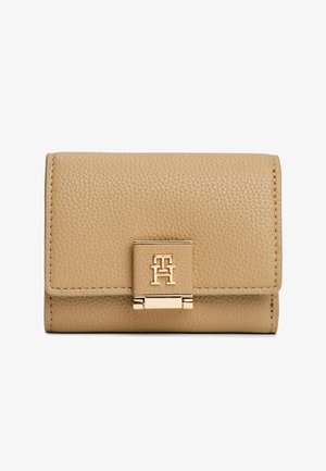 Tankleurige leren portemonnee met structuur en een goudkleurige sluiting met verweven "TH"-logo op de voorflap.