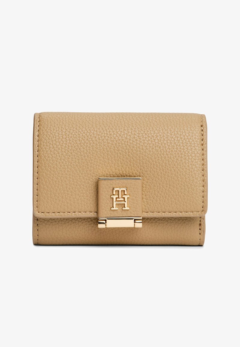 Cartera de cuero con textura granulada en tono marrón claro, con cierre de tono dorado que presenta el logo entrelazado "TH" en la solapa frontal.