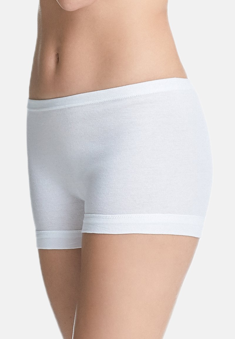 Weißer Baumwoll-Boyshort-Unterwäsche mit glatter Textur, elastischem Bund und etwas kürzeren Beinen, entworfen für Komfort und Passform.