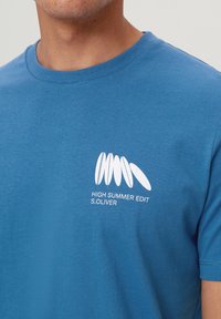s.Oliver MIT FRONTPRINT - T-shirt z nadrukiem