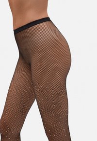 Medias de red negras con un patrón texturizado, que presentan acentos de rhinestone dispersos para un efecto decorativo a lo largo de la pierna.