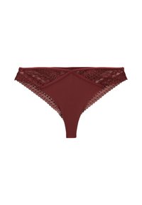 String bordeaux en mélange de tissu doux, avec des détails en dentelle raffinés à la taille et des motifs géométriques le long des bords.