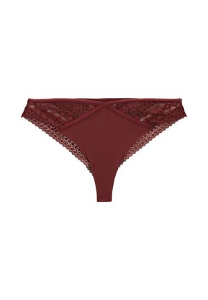 String bordeaux en mélange de tissu doux, avec des détails en dentelle raffinés à la taille et des motifs géométriques le long des bords.