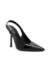 Pump slingback in vernice nera con punta appuntita, alto tacco a stiletto e fibbia in tonalità oro sul cinturino alla caviglia.