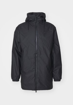 Musta vedenpitävä takki hupulla, joustavilla hihoilla, täysipitkällä vetoketjulla ja sileällä pinnalla. Varustettu säädettävillä naruilla hupussa.