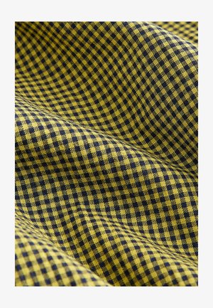 Textielstof in een geel en marineblauw ruitpatroon met kleine vierkanten, met een zachte textuur en een subtiele glans.