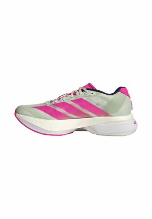 Hellgrauer und leuchtend pinkfarbener Sportschuh mit Mesh-Design, drei pinkfarbenen Streifen und dicker weißer Sohle, seitliche Ansicht auf weißem Hintergrund.