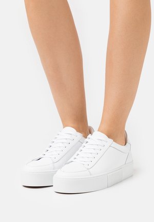 Sneakers - white
