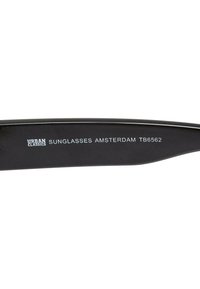 Černé sluneční brýle s elegantním designem, s matným povrchem a stříbrným textem, který říká "URBAN CLASSICS SLUNEČNÍ BRÝLE AMSTERDAM TB6562."