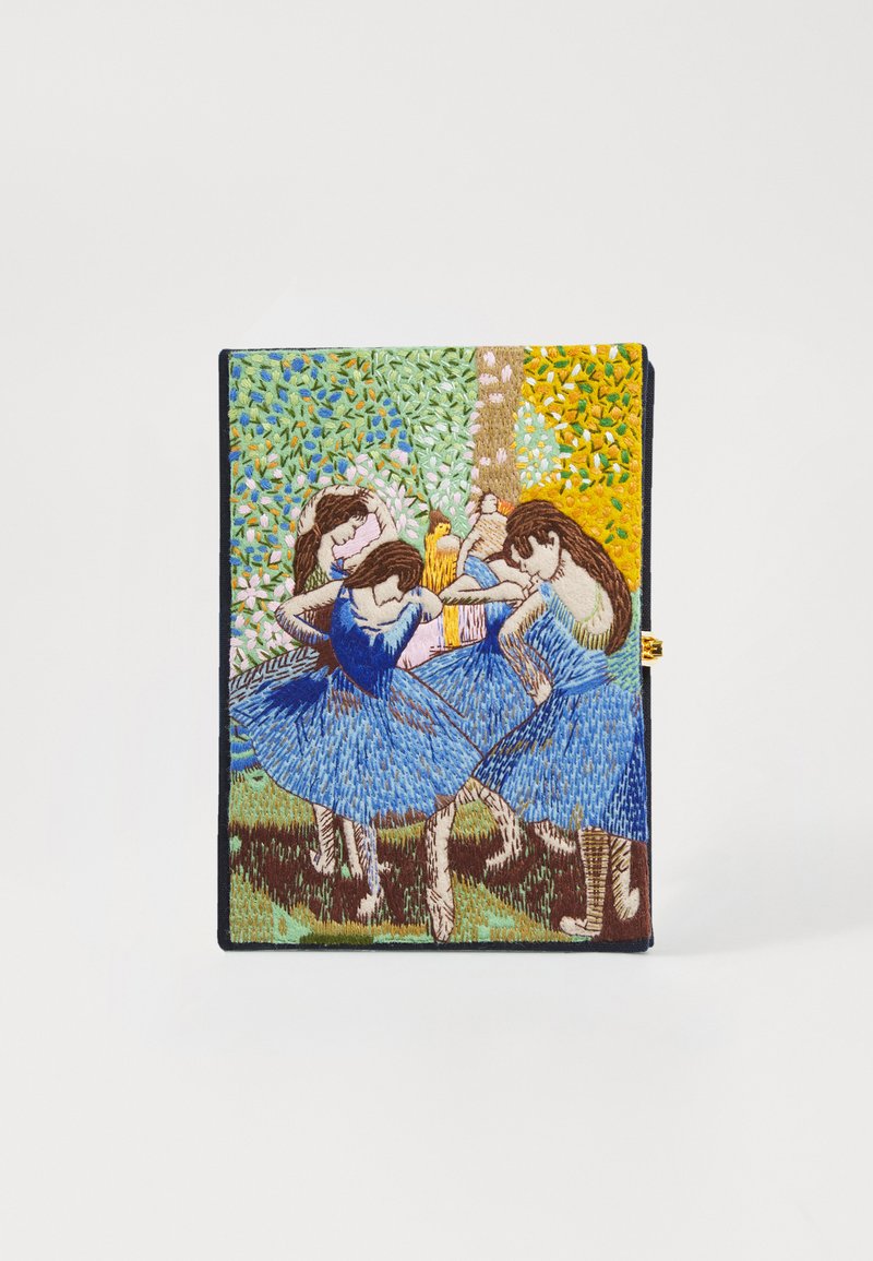 Geborduurde clutch met een ontwerp van dansende meisjes in blauwe jurken tegen een kleurrijke achtergrond van bomen en loof. Zwarte randen.