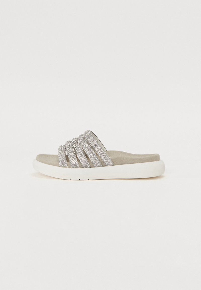 Sandales glissantes brillantes avec une base grise lisse, dotées de cinq brides texturées et scintillantes et d'une épaisse semelle blanche. Semelle intérieure douce pour le confort.