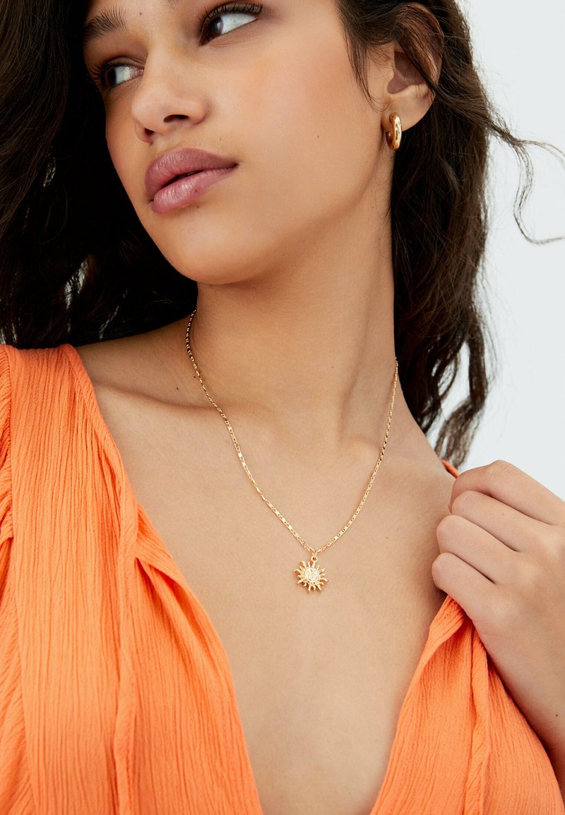 Damen Halsketten | Stradivarius 4-SET MIT SONNE UND KUNSTPERLEN Halskette gold coloured/goldfarben - XT41757 Damen Halsketten | Stradivarius 4-SET MIT SONNE UND KUNSTPERLEN Halskette gold coloured/goldfarben - XT41757