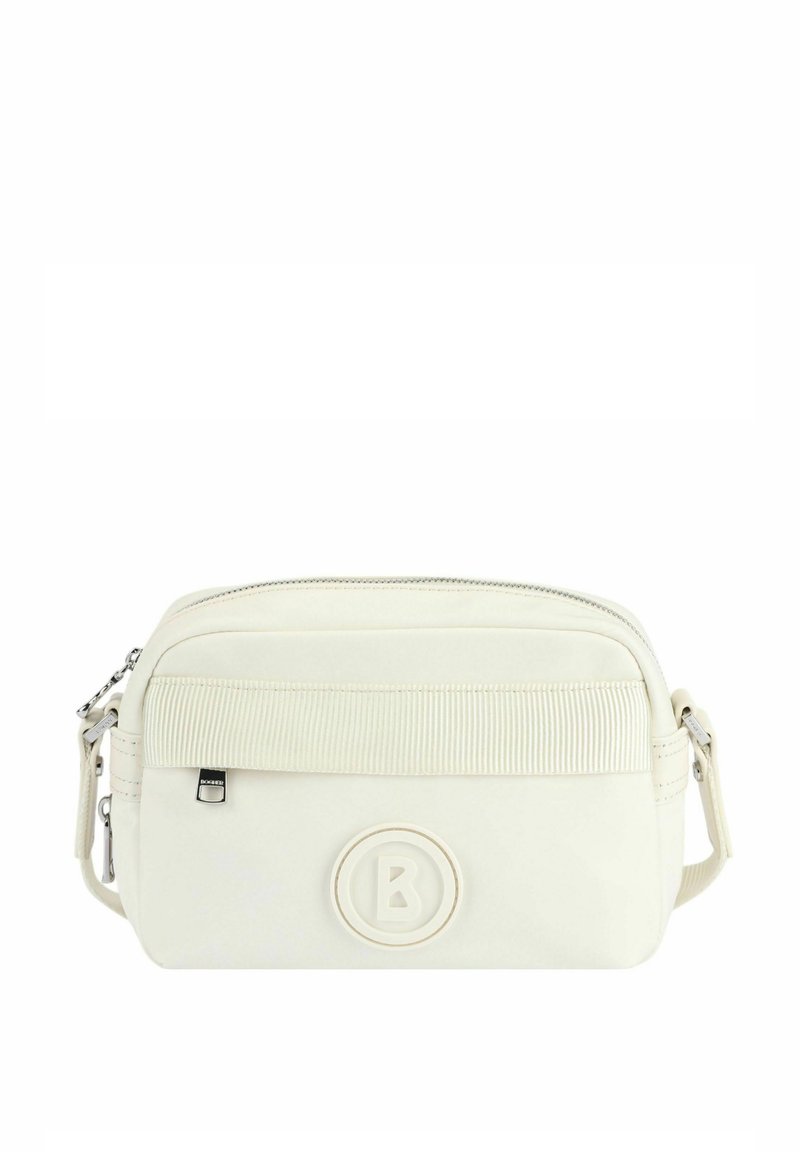 Borsa a tracolla bianca realizzata in materiale liscio. Presenta una tasca frontale con zip, una fascia decorativa testurizzata e un logo circolare sul davanti.