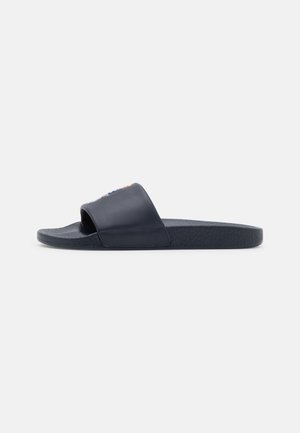 Ein einzelner marineblauer Slide-Sandal mit einem breiten Riemen oben und strukturierter Sohle, von der Seite auf weißem Hintergrund dargestellt.