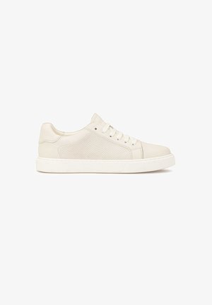 Baskets en cuir blanc avec des détails perforés sur le côté, semelle en caoutchouc et lacets plats. Caractéristiques d'une finition lisse et d'un design à bout arrondi.