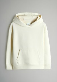 Cremefarvet hoodie lavet af blødt stof med en kengurulomme, ribbede manchetter og en bred hætte. Glat tekstur og minimalistisk design.