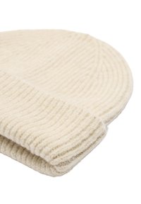 Kremowa dzianinowa czapka beanie, wykonana z miękkiej wełny, z prążkowaną teksturą i podwiniętym mankietem, prezentująca gładki, ciepły wygląd.