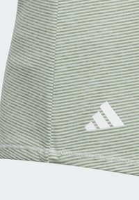 Groen gestreept stof met een gladde textuur, voorzien van een wit Adidas-logo in de hoek. Schone lijnen en een nauwsluitend ontwerp.