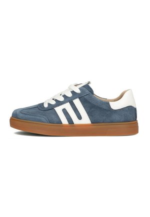 Niebieskie zamszowe sneakersy z białymi akcentami. Posiadają zaokrąglony nosek, płaskie sznurówki oraz gumową podeszwę. Prosty, sportowy design z dwoma bocznymi paskami.
