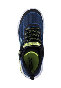 Skechers atletska cipela s gornjim dijelom od tamnoplavog mrežastog materijala, neon akcentima, crnim detaljima i bijelim potplatom. Uključuje neon vezice i brendiranje na jeziku.