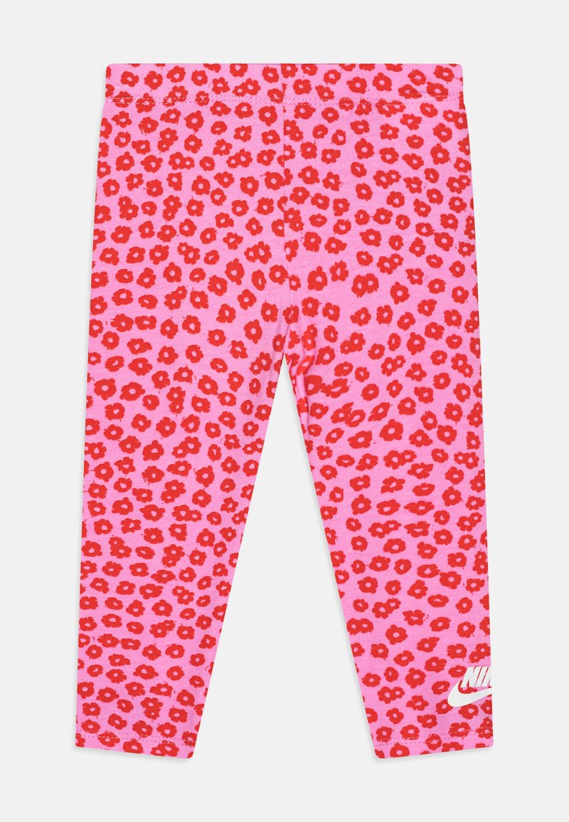 Leggings rosa con un motivo floreale rosso, con un logo Nike bianco sulla parte bassa della gamba. Tessuto morbido con una cintura elastica.