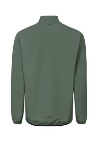 Olivgrüne leichte Jacke mit langen Ärmeln, elastischen Bündchen und Saum sowie einem kleinen Logo in der unteren Mitte auf der Rückseite.