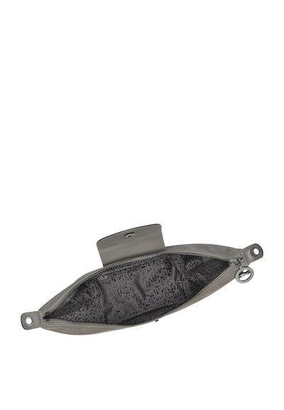 Grau Lederbeutel mit einem Reißverschluss und einem Druckknopf. Das Innere verfügt über ein gemustertes Futter in dunklerem Grau. Zwei runde Zipper-Anhänger.