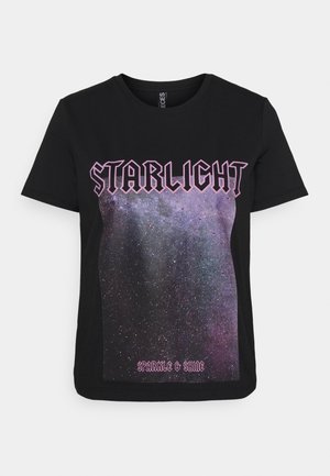 Czarny krótki rękaw T-shirt z fioletowym nadrukiem gwiezdnej galaktyki oraz tekstem "STARLIGHT" i "SPARKLE & SHINE" w stylizowanej różowej czcionce.