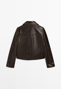 Braune Lederjacke mit Kragen, langen Ärmeln und einem kurzen Schnitt. Verfügt über sichtbare Nähte und eine glatte Textur.