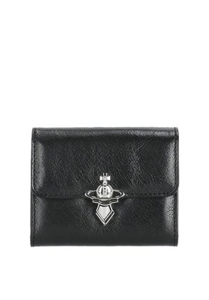 Portafoglio in pelle nera con emblema a forma di globo e croce in argento sul lembo anteriore, finitura testurizzata, forma rettangolare, dimensioni compatte.