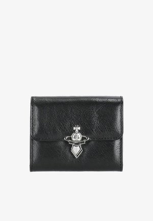 Portafoglio in pelle nera con emblema a forma di globo e croce in argento sul lembo anteriore, finitura testurizzata, forma rettangolare, dimensioni compatte.