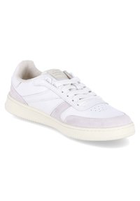Weißer Sneaker mit strukturiertem grauen Wildlederakzent, ausgestattet mit einer perforierten Zehenpartie, Schnürverschluss und Gummisohle. Minimalistisches Design.