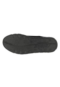 Chaussure de sport noire avec une semelle en caoutchouc texturé dotée d'un motif de crampons et d'un logo, conçue pour l'adhérence et la durabilité.