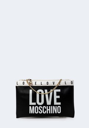 Zwarte clutch met witte "LOVE MOSCHINO" tekst, witte bovenrand met herhaalde "LOVE" letters en gouden kettingriem.