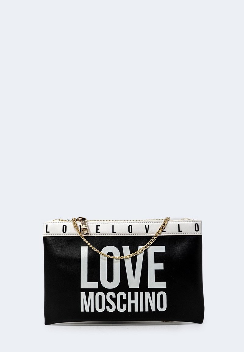 Pochette noire avec texte blanc "LOVE MOSCHINO", bord supérieur blanc avec lettres répétées "LOVE" et bandoulière chaîne dorée.