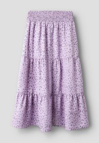 Falda morada de volantes hecha de tela ligera, con pequeños patrones florales, una cintura elástica y un dobladillo con volantes.