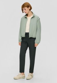 s.Oliver INTERLOCK - Jogginghose - olivgrün