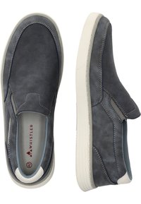Graue Slipper aus perforiertem Textil und Leder, mit Gummisohle, weißen Akzenten und blauer Innenauskleidung.
