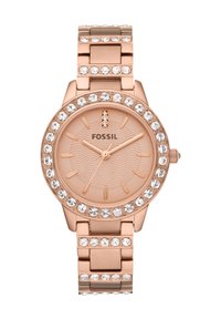 Montre-bracelet en or rose avec un boîtier orné de cristaux, un cadran rose texturé et un bracelet en maillons, affichant un design minimaliste et des index horaires.