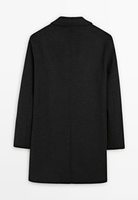 Cappotto in lana nera con silhouette dritta, colletto a rever e maniche lunghe. Presenta una finitura pulita senza hardware o decorazioni visibili.