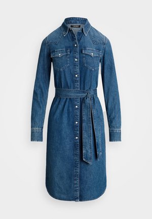 Langärmliges Jeanshemdkleid mit Knöpfen vorne, Brustklappentaschen, Kragen und einem passenden Stoffgürtel, der in der Taille gebunden wird.