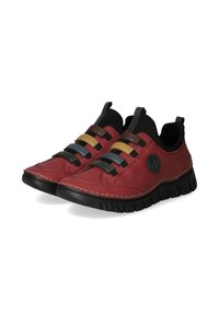 Paire de chaussures rouges décontractées avec semelles noires et sangles élastiques multicolores, avec un patch logo noir sur le côté et des languettes à l'arrière.
