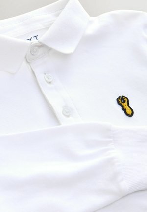 Polo blanc en tissu texturé, avec trois boutons au col et un motif brodé de homard noir et doré sur la poitrine.