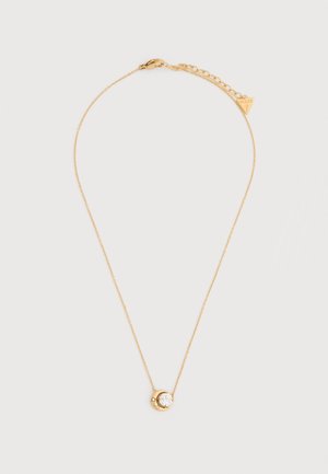 Nežen ogrlica iz zlate verižice z obeskom v obliki polmeseca, ki objema okrogel prozoren dragulj, ter majhen zvezdni detajl blizu zaponke.