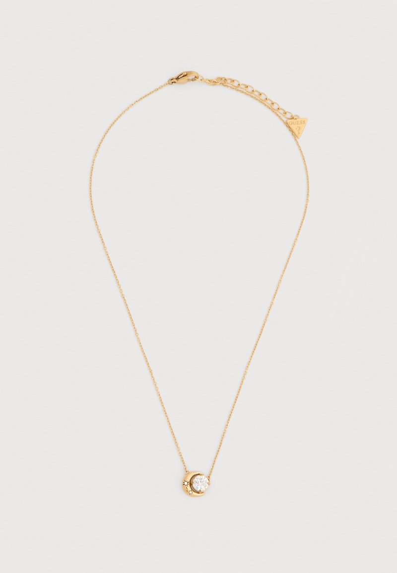 Λεπτό χρυσό κολιέ με αλυσίδα και μενταγιόν σε σχήμα ημισελήνου που περιβάλλει μια στρογγυλή διαφανή πέτρα και μια μικρή λεπτομέρεια αστέρι κοντά στο κούμπωμα.