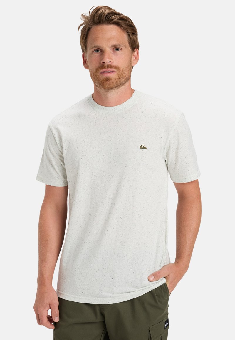 Lys grå spraglet t-shirt lavet af blødt stof med en klassisk rund hals og et lille logo-patch på venstre bryst.